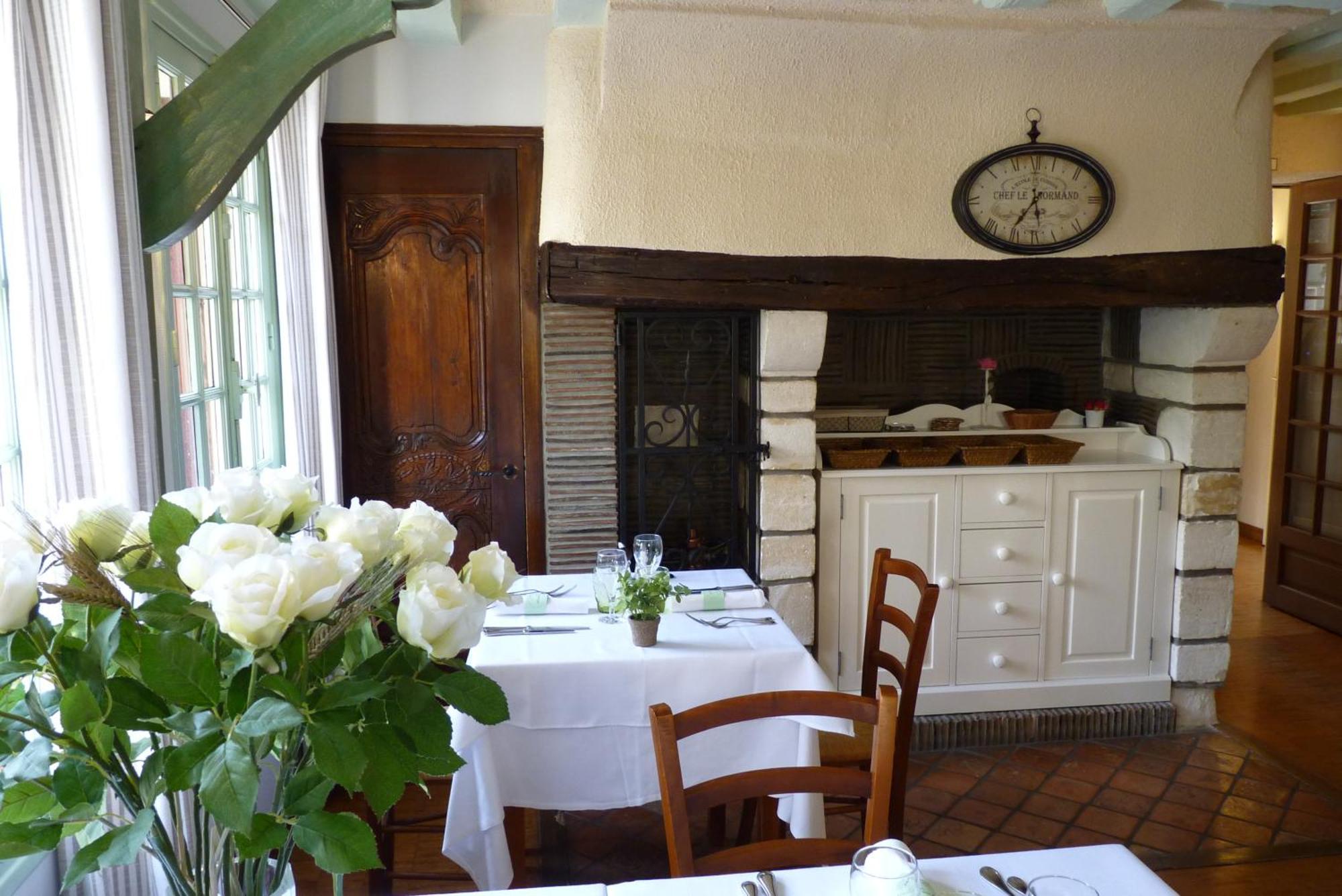 Hotel-Restaurant La P'Tite Auberge Lillebonne Luaran gambar